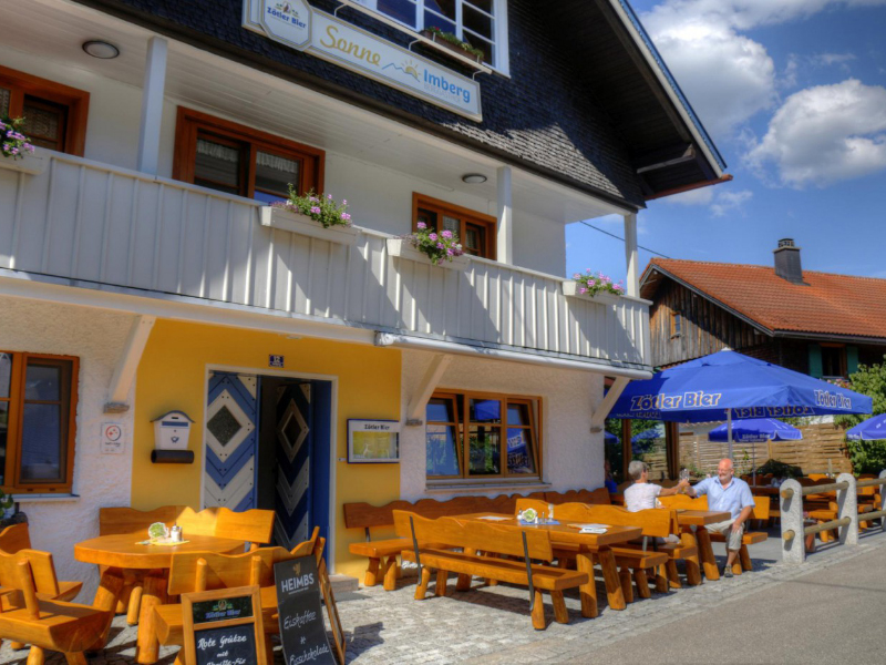 Unser Biergarten mit Chefin und Chef als Statisten | Berggasthof Sonne in Sonthofen